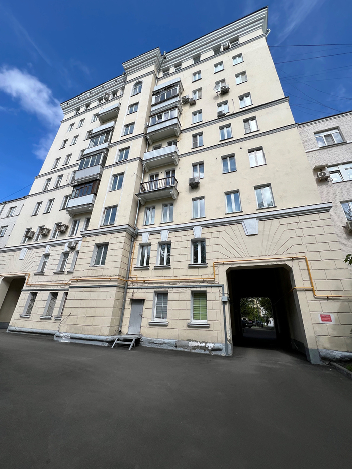 Кстати, чтобы закрыть другое свободное пространство между домами, архитектор И.А. Звездин спроектировал ещё одно здание: №62к21. Оно побольше, да и выглядит по-другому. Но тут угадываются обшие с домом №62к14 черты, 2025.