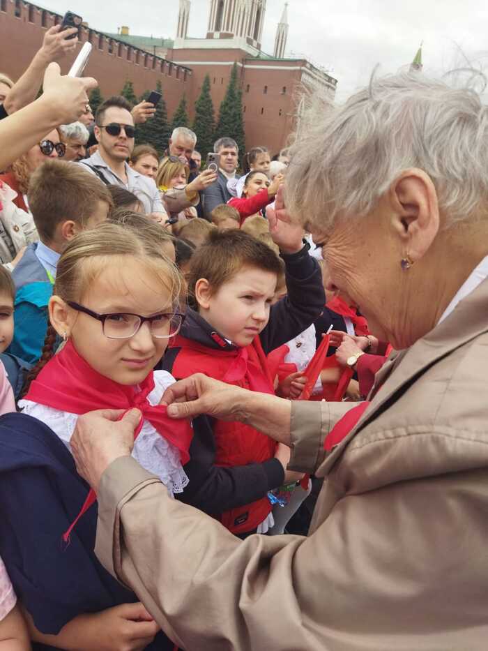 Пенсионерия и пионерия живее всех живых? :)