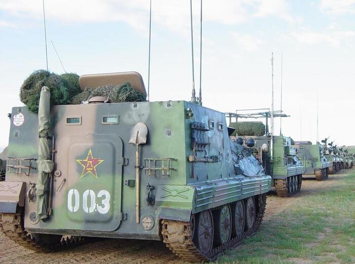 КШМ WZ-701 и машина дальней связи WZ-721 (предпоследняя в колонне)