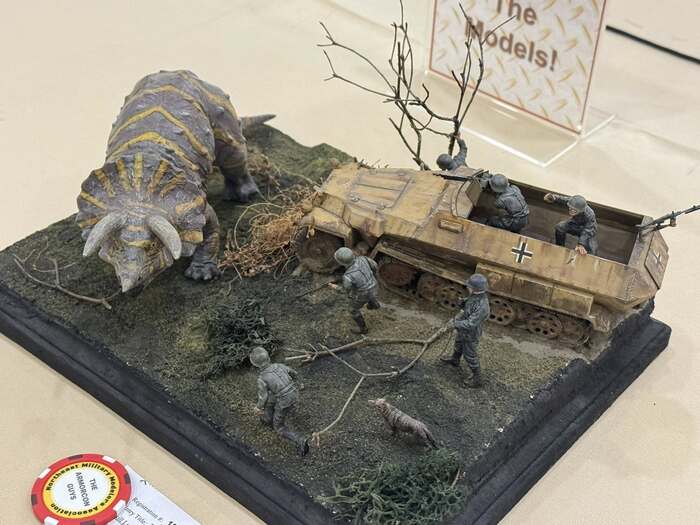 Фрицы!-подумал динозавр.Мясо!-подумали фрицы.:))))