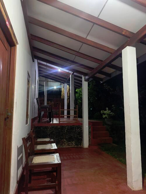 Sinharaja Forest lodge, ряд "каменных бунгало"