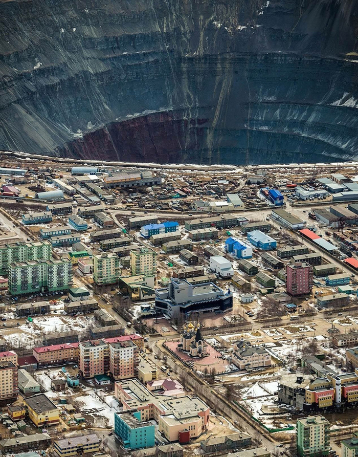 Впечатляющий вид на карьер "Мир" с высоты самолёта.