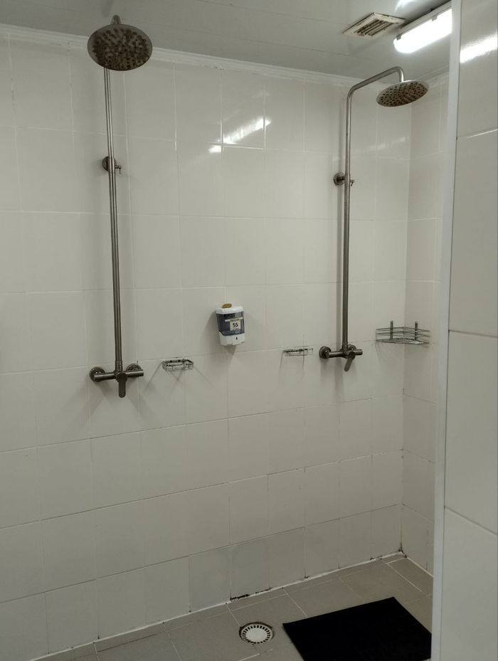 Душевая. Вполне можно помыться после смены.