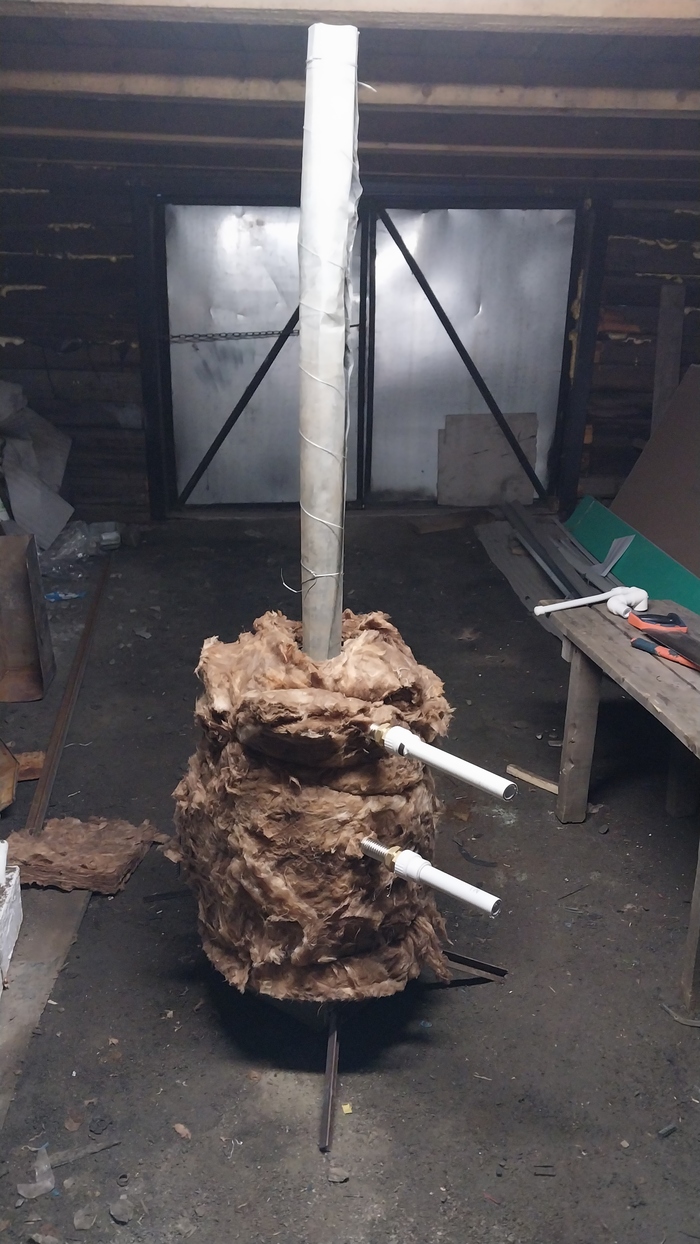 Снаружи при помощи тросика обернул минеральной ватой, чтобы блокировать тепловое излучение от раскаленных стенок.