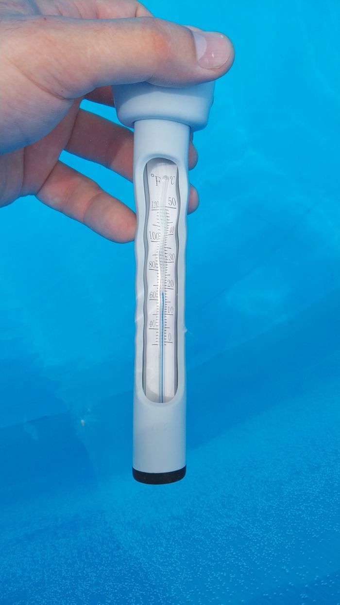 Вода внутри бассейна 18.5 градусов.