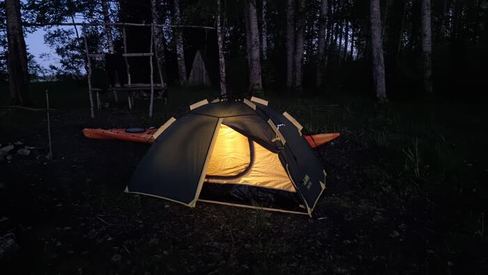 Мой светящийся островок безопасности в сумраке, пока снаружи хозяйничают комары.