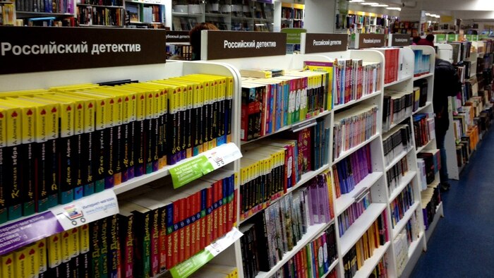 Полки книжных магазинов