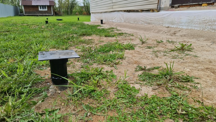 Наварены оголовки на сваю. Покрашено.