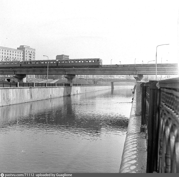Преображенский метромост в 1970 году. Вид от Русаковской набережной. Автор фото: Ю. Артамонов. С сайта <!--noindex--><a href="https://pikabu.ru/story/unikalnyiy_metromost_v_moskve_o_kotorom_nikto_ne_rasskazyivaet_12762955?u=http%3A%2F%2Fwww.pastvu.com&t=www.pastvu.com&h=3a9dc09f3a362ad923b8078d477795b9581f7c33" title="http://www.pastvu.com" target="_blank" rel="nofollow noopener">www.pastvu.com</a><!--/noindex-->.