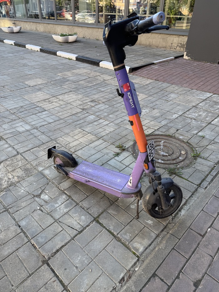 Вот тут видимо был весь ободран, но спереди и сзади номера восстановили, а наклейку не наклеили.