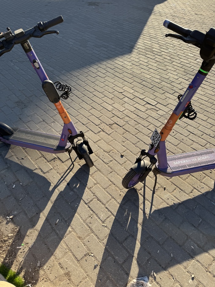 На одном есть номер, на втором содран