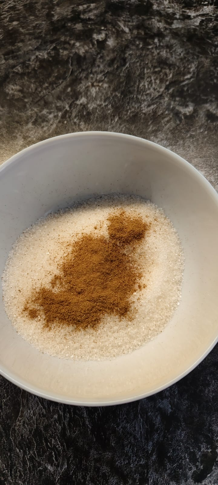 Смешиваю корицу и сахар