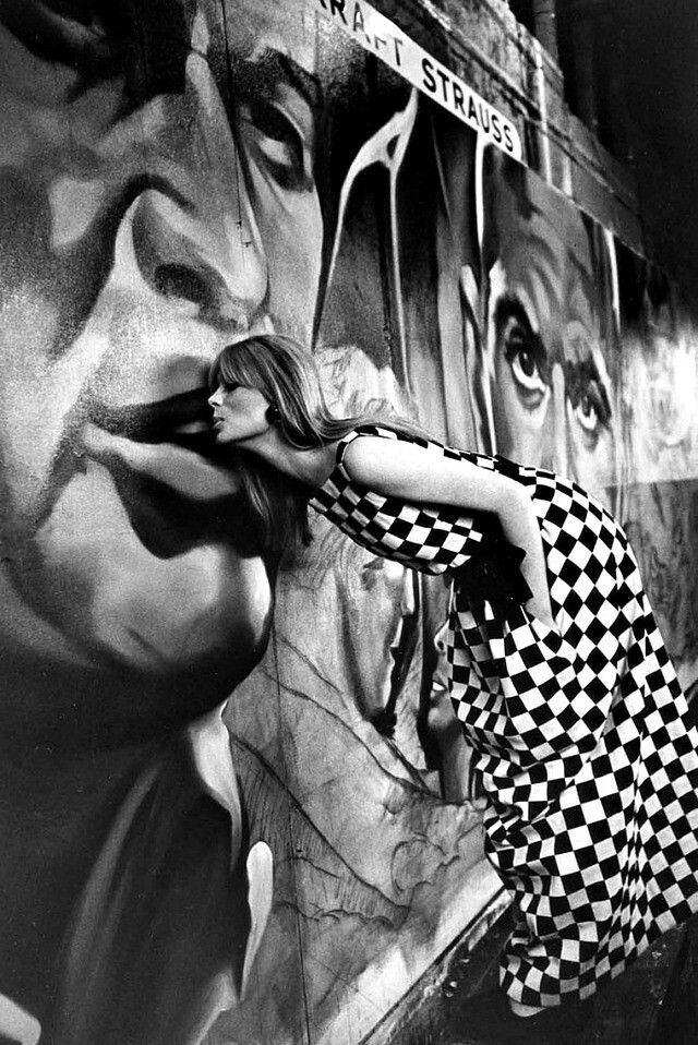 Модель и певица Нико на фабрике рекламных щитов, 1965 г.