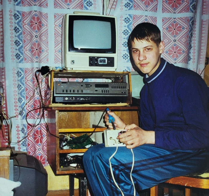 На фото видно, что пришлось дорабатывать схему.