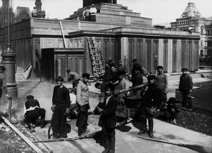Строительство первого деревянного Мавзолея Ленина, май 1924 года.