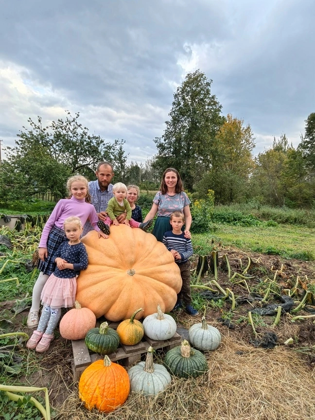 Участники соревнования «АгроГиганты». Малышка на тыкве родилась летом 2023 года, в разгар выращивания гигантской тыквы, которая заняла третье место весом 475 кг