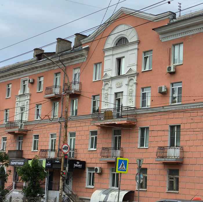 Дентикулы (сухарики) на здании сталинского ампира, улица Советская, 111