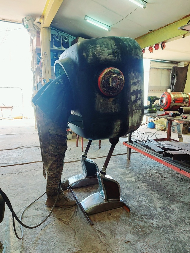 Пока нет головы - очень удобно лазить внутрь спереди