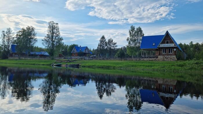 И вот уже прямая реклама прямо на берегу. Тот самый дом, зовущий остановиться.