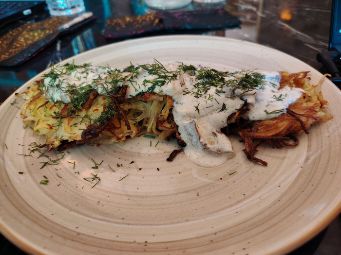 Драники под сливочно-грибным соусом - 17 лари, около 450р