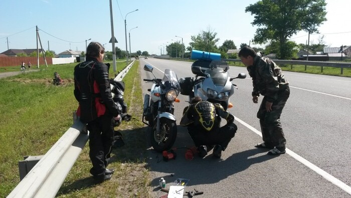 Не беда! Достали инструмент, жгут, клей… Мужик местный помог, за что ему отдельное спасибо!