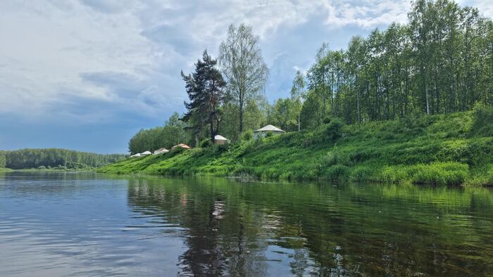 Целая россыпь шатров и беседок. Видимо, здесь любят отдыхать большими компаниями.