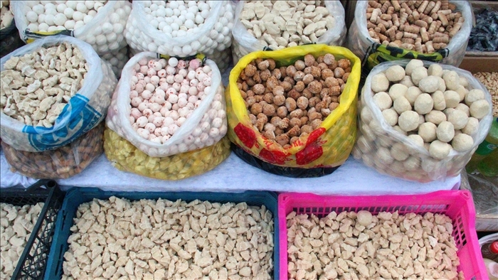 Готовый курут на базарном прилавке. Характерный рельеф на нижнем, от сжатия в кулаке