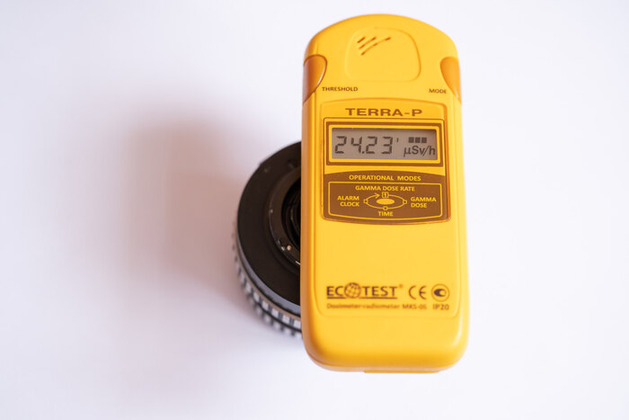 Фонит достаточно прилично - природный фон обычно находится в пределах 0.2 мкЗв/ч. Правда, здесь вместе с гаммой ловится еще и бета - крышка у радиометра снята