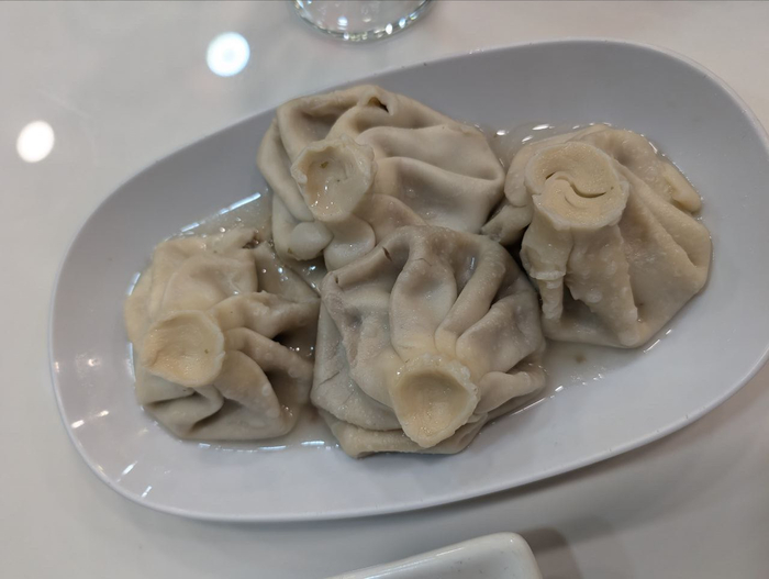 10 лари - примерно 300р