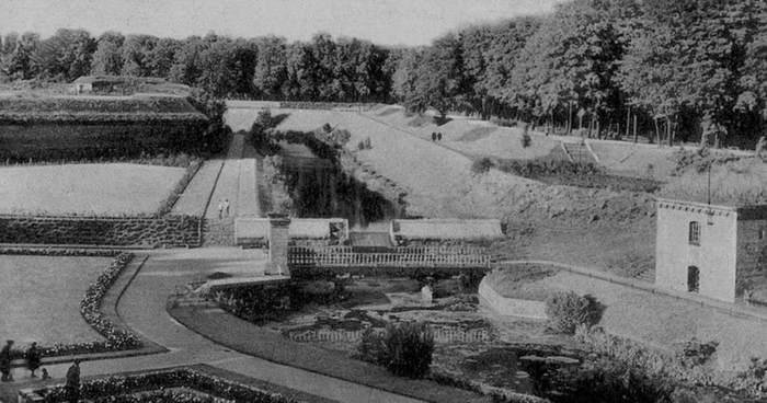 Водный ров с плотиной, блокгауз