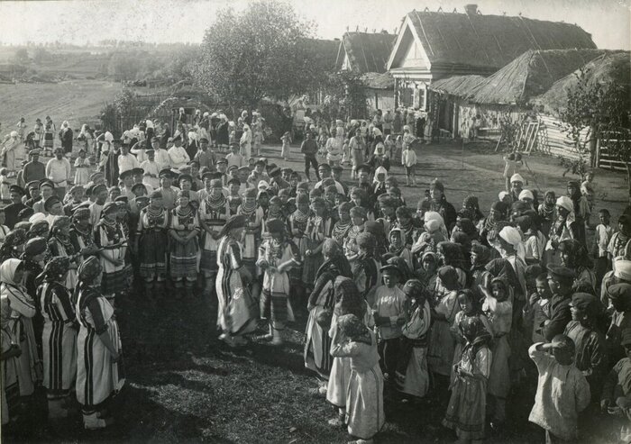 Эрзяне танцуют в хороводе на Троицу Село Пазелки Городищенского уезда Пензенской губернии Фото Н. И. Спыгиной