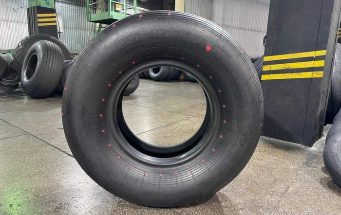 Шина авиационная бескамерная типоразмера 1260х450R-559 (основная шина для МС-21) / Фото: АО ПО "АШК"