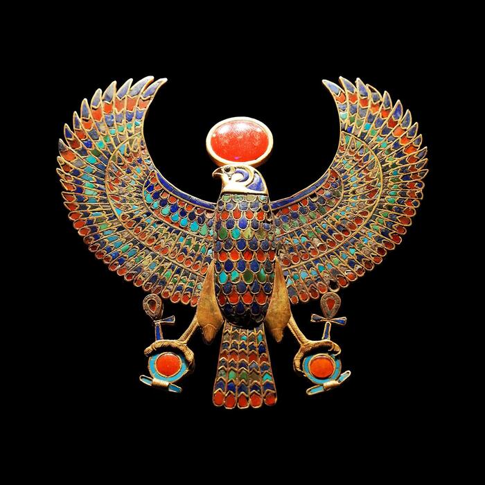 Пектораль в виде Солнечного сокола, гробница Тутанхамона, XIV в. до н.э. Большой Египетский музей, Гиза.