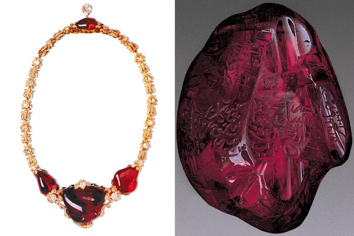 Рубин Тимура (XIV век). Любопытнейший пример неправильной атрибуции, поскольку он никогда не был собственностью Тимура и даже не рубин, а является шпинелью. Он принадлежал императорам Моголов XVII века.