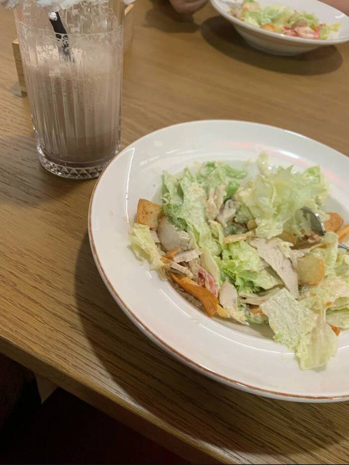 Цезарь и шоколадный молочный коктейль