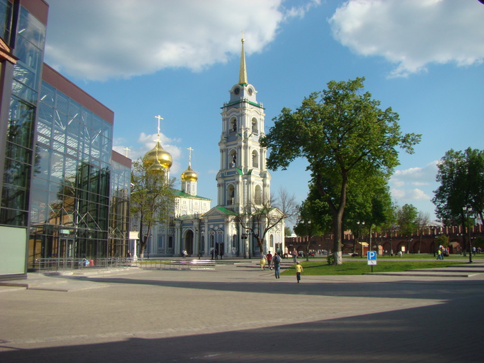 Внутри него есть храмы, оружейный музей, сувенирные лавки и магазинчики. В общем, каждый сможет найти для себя что-то интересное.