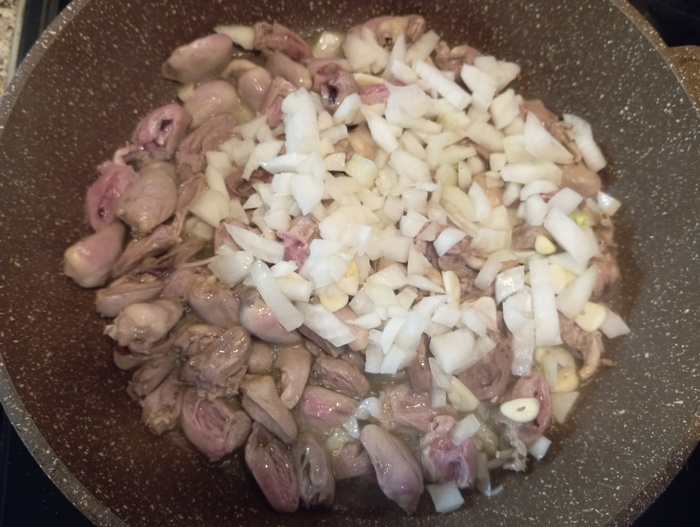 Лук и чеснок к слегка обжаренному мясу - классика