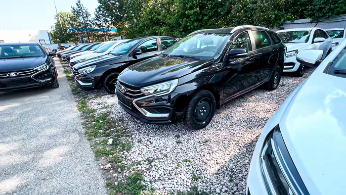 Заехал в салон Лада - на задней парковке полно новых автомобилей. Знакомый менеджер рассказал почему люди не покупают автомобили Лада, Авто, Автомобилисты, Транспорт, АвтоВАЗ, Негатив, Цены, Яндекс Дзен (ссылка), Длиннопост, Волна постов