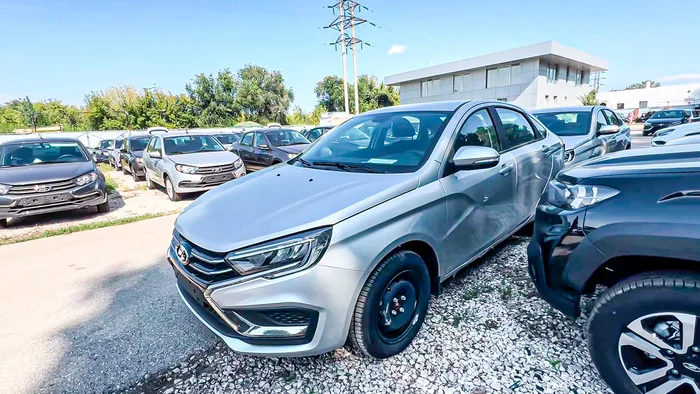 Заехал в салон Лада - на задней парковке полно новых автомобилей. Знакомый менеджер рассказал почему люди не покупают автомобили Лада, Авто, Автомобилисты, Транспорт, АвтоВАЗ, Негатив, Цены, Яндекс Дзен (ссылка), Длиннопост, Волна постов