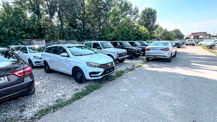 Заехал в салон Лада - на задней парковке полно новых автомобилей. Знакомый менеджер рассказал почему люди не покупают автомобили Лада, Авто, Автомобилисты, Транспорт, АвтоВАЗ, Негатив, Цены, Яндекс Дзен (ссылка), Длиннопост, Волна постов