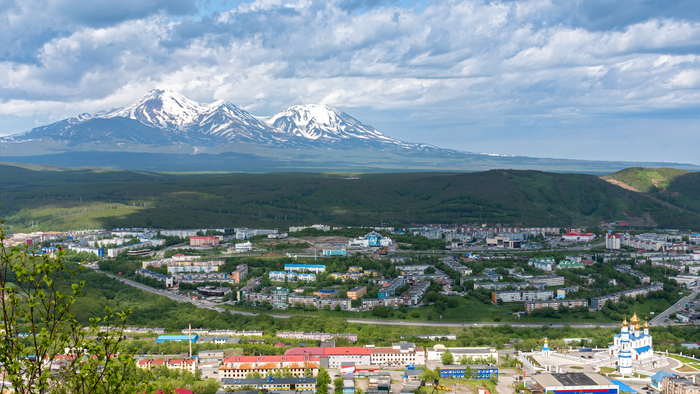 Июнь 2025. Вулканы Авачинский, Козельский. Спальный район "Горизонт", шар - строящийся театр кукол, кафедральный собор в районе "4 км".