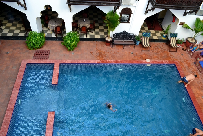 Внутренний дворик с бассейном