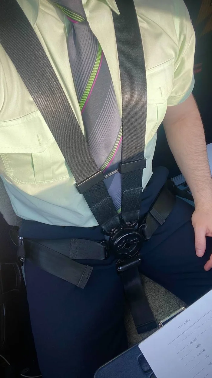 Почему в самолёте у пассажиров двухточечные ремни, а у стюардесс четырёхточечные? Авиация, Гражданская авиация, Самолет, Ремень, Безопасность, Авиалайнер, ВКонтакте (ссылка), Длиннопост