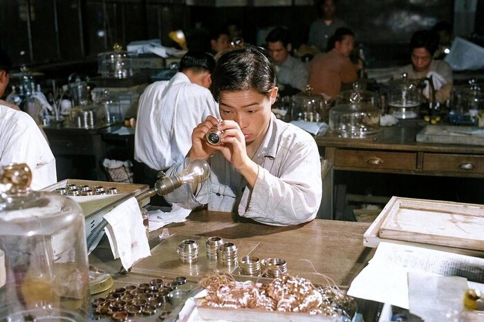 Японский работник проверяет качество объективов