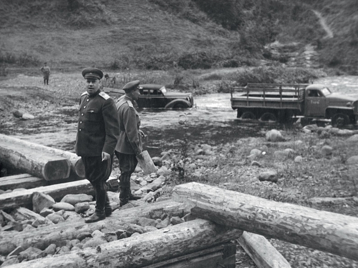 Командующий 3-м Украинским фронтом маршал Ф.И. Толбухин у строящегося моста