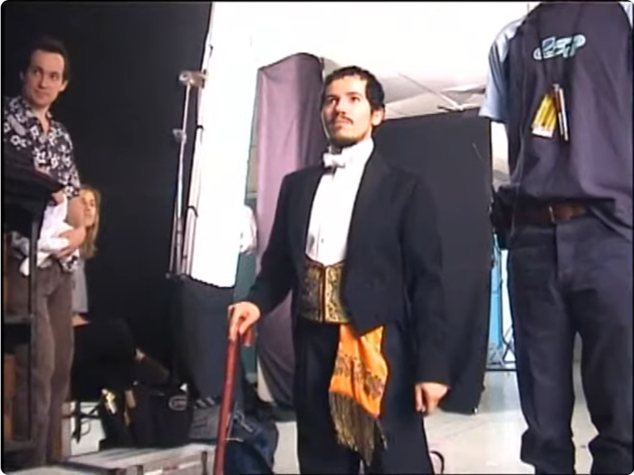 Джон Легуизамо привыкает ходить на коленях.