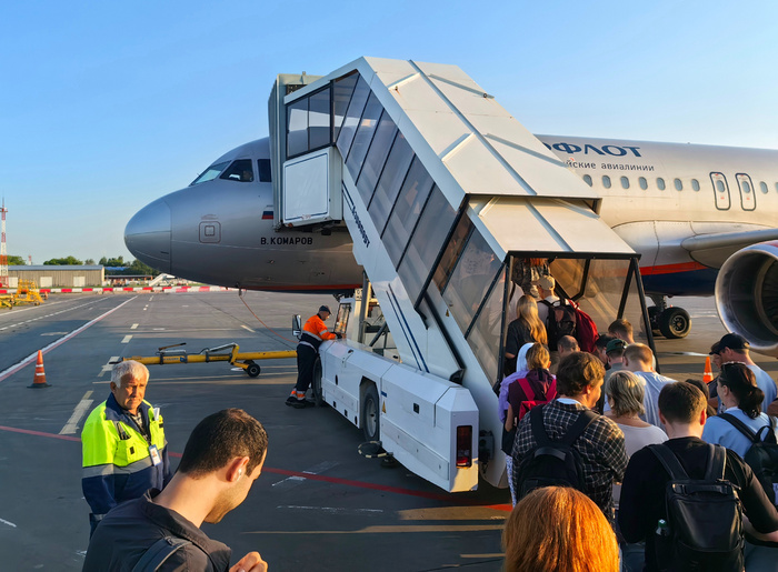 Только приехал на несколько часов домой, и снова на завод