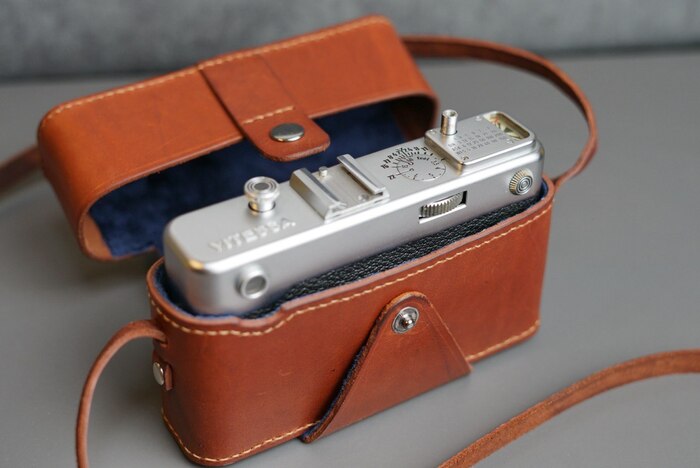 Хрен его знает, зачем на оригинальных чехлах вырезы под глазок, если он выше края кожи, но я тоже сделал.