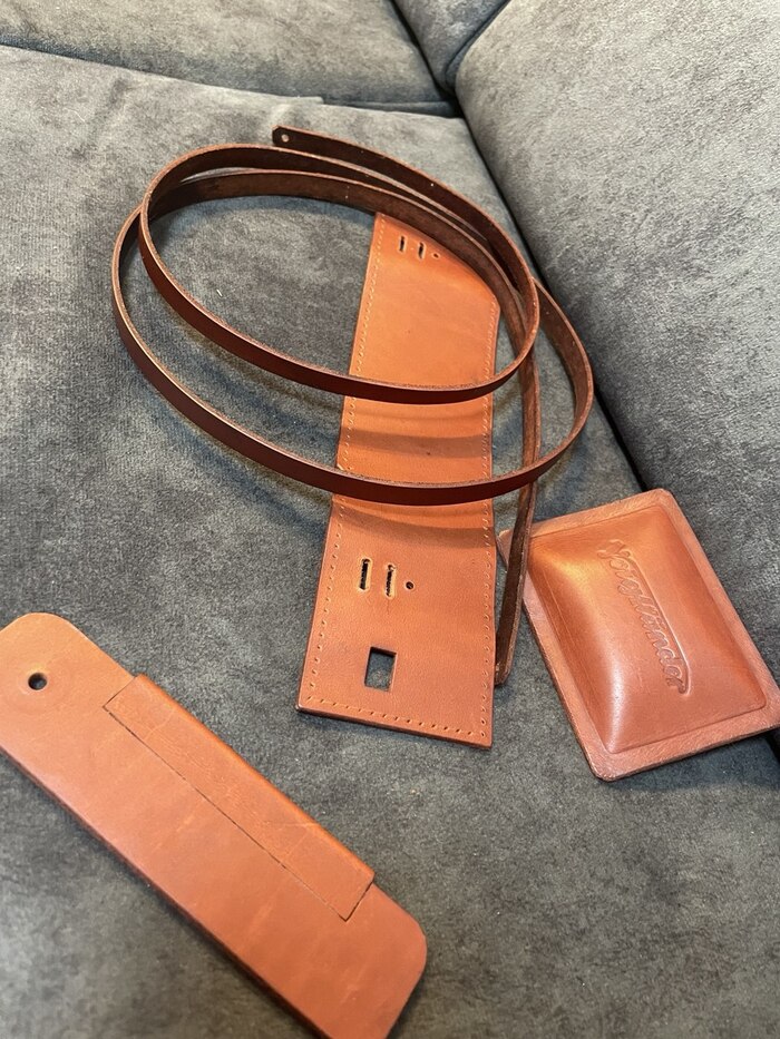 по боковинке интересная система с ремешком, и ее тоже решил повторить. Не знаю уж как оно там обыграно, но сделал вот так. Заодно прогрыз окошко для счетчика кадров.