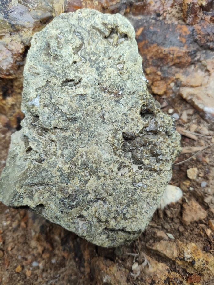 Камень интересный с кристаллами квадратной формы, по крайней мере сверху это так выглядит. Плюс сам камень очень тяжёлый.